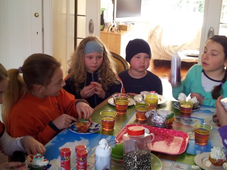 Taart versieren met hockeyteam!